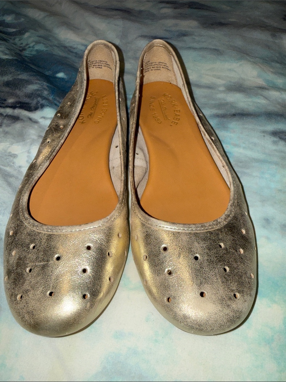 Kork- Ease polka Dot Lazer Cut Flats Distressed Gold Size 8 BNNT
